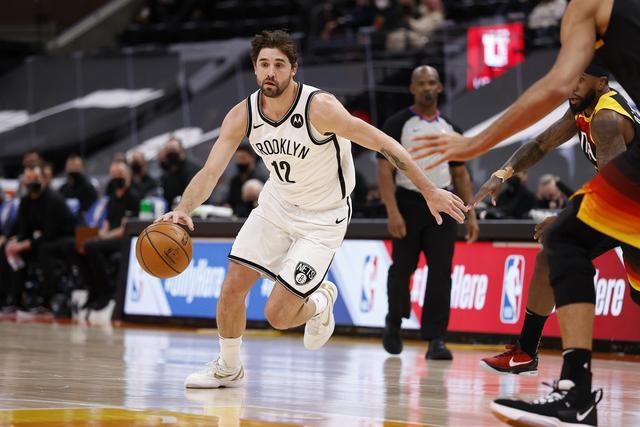 亚历山大39分雷霆大胜尼克斯 鹈鹕力克76人